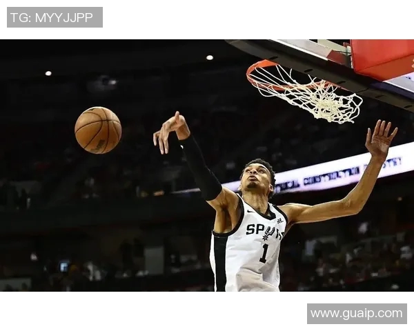 文班亚马首场比赛表现抢眼五次盖帽并成功隔扣字母哥引发热烈讨论 文班亚马首场比赛表现抢眼五次盖帽并成功隔扣字母哥引发热烈讨论