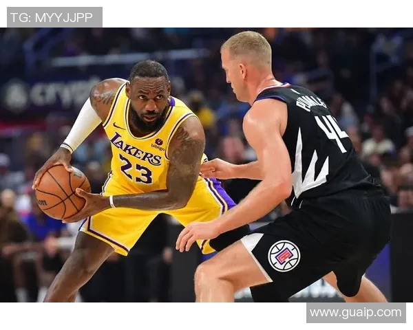 湖人快船揭幕赛精彩对决引爆新赛季篮球激情与期待 湖人快船揭幕赛精彩对决引爆新赛季篮球激情与期待