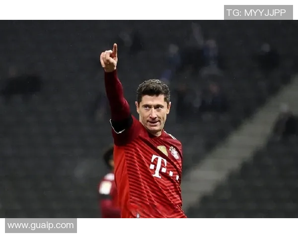 莱万在欧冠赛场火力全开10场12球领跑射手榜稳获金靴荣誉